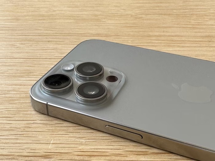 苹果iPhone 15首销体验：Pro版原色“钛”抢眼，标准版黯然失色？